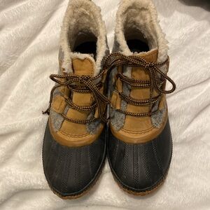SOREL leather and wool and rubber booty size 6.5